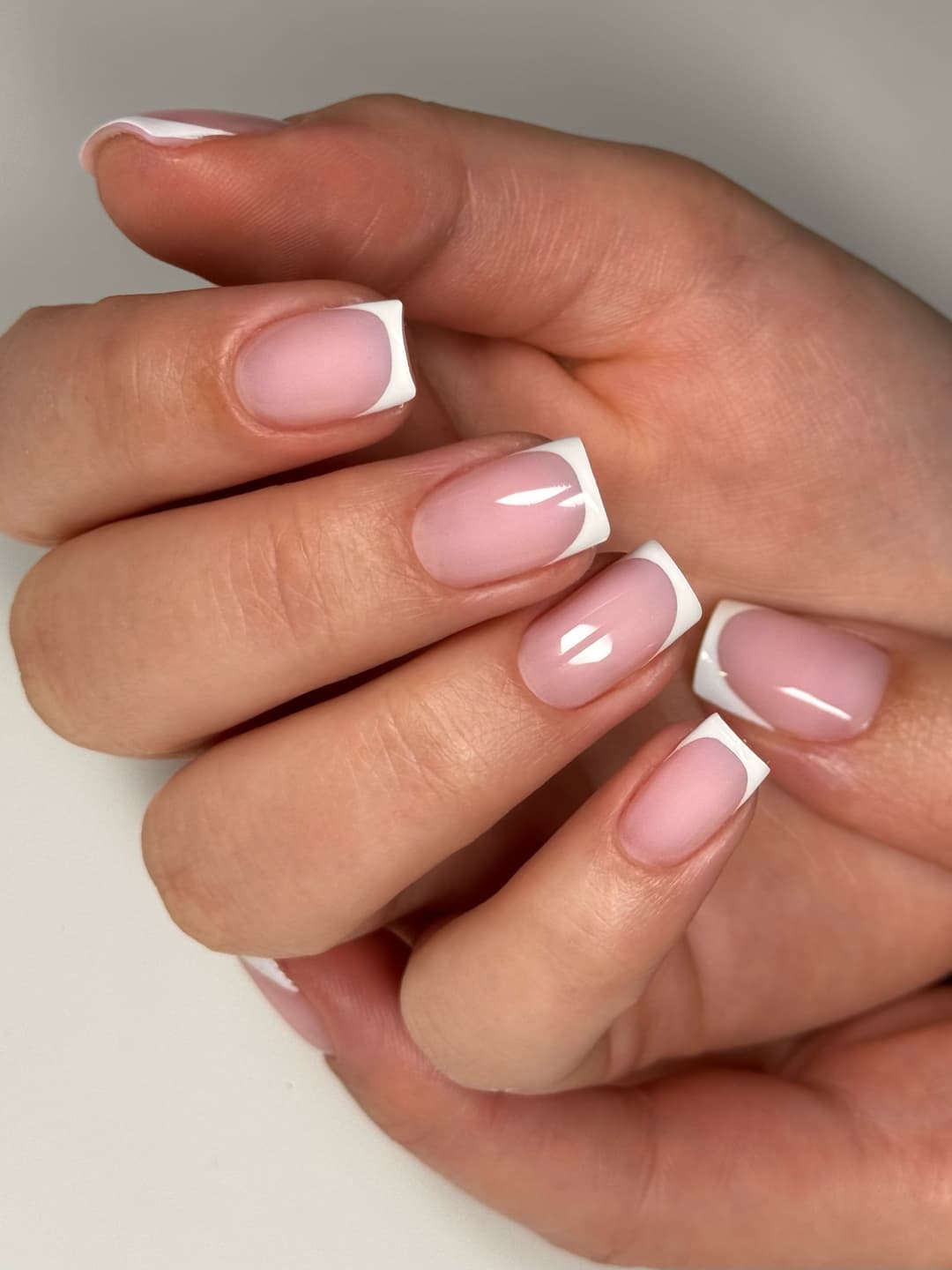 Naturalne paznokcie kwadratowe z frenchem, French manicure, Estetyczne Paznokcie
