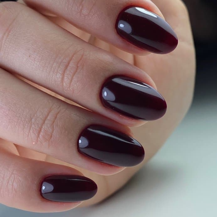 Zdjęcie szkoleń podstawowych przedstawiające manicure hybrydowy